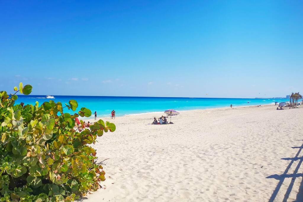 Villa Aurora Beautiful Beachfront Apartment Cancun Exterior photo