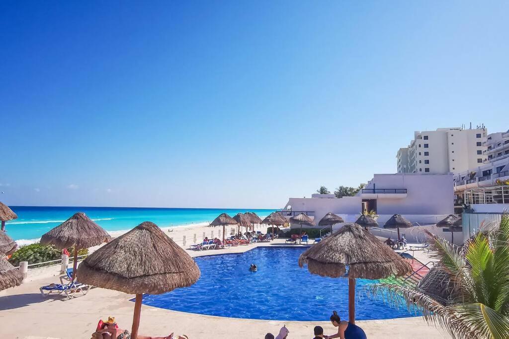 Villa Aurora Beautiful Beachfront Apartment Cancun Exterior photo